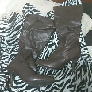 Brown, knee high, slightly worn boots sz:8